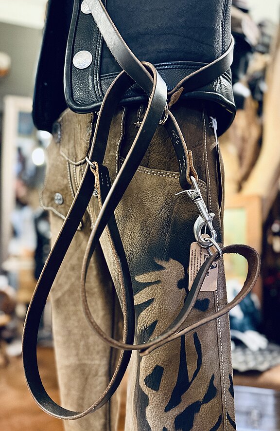 Alles aus Leder: Hosen lang/kurz, Westen, Jacken, Mäntel, Taschen aller Art, Holster, Riemen und Gürtel und Hüte aller Art, Geldbörsen, Sonderanfertigungen